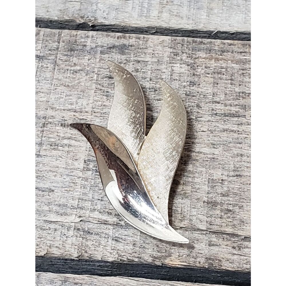 VINTAGE Goldtone Triple Leaf Brooch Classic Jewelry